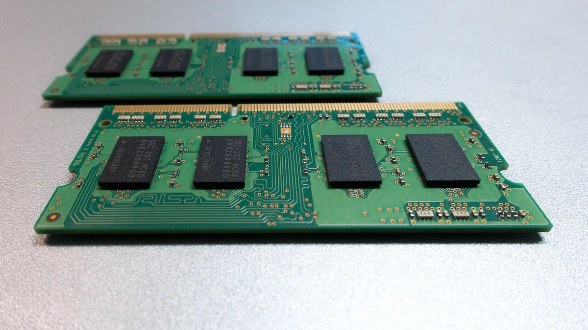 GPU HBM memory consumption scaling from FP16 to 2-bit KIVI across context lengths up to 1,000,000 tokens.