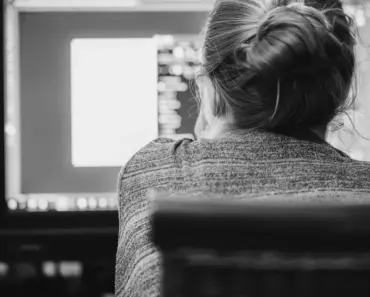 Databricks tested a stronger model against its multi-step agent on hybrid queries. The stronger model still lost by 21%.