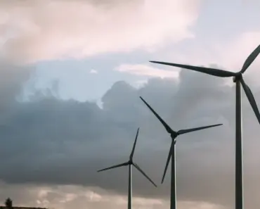 Electric Wind-Up Plane Uses Supercapacitors For Free Flight Fun